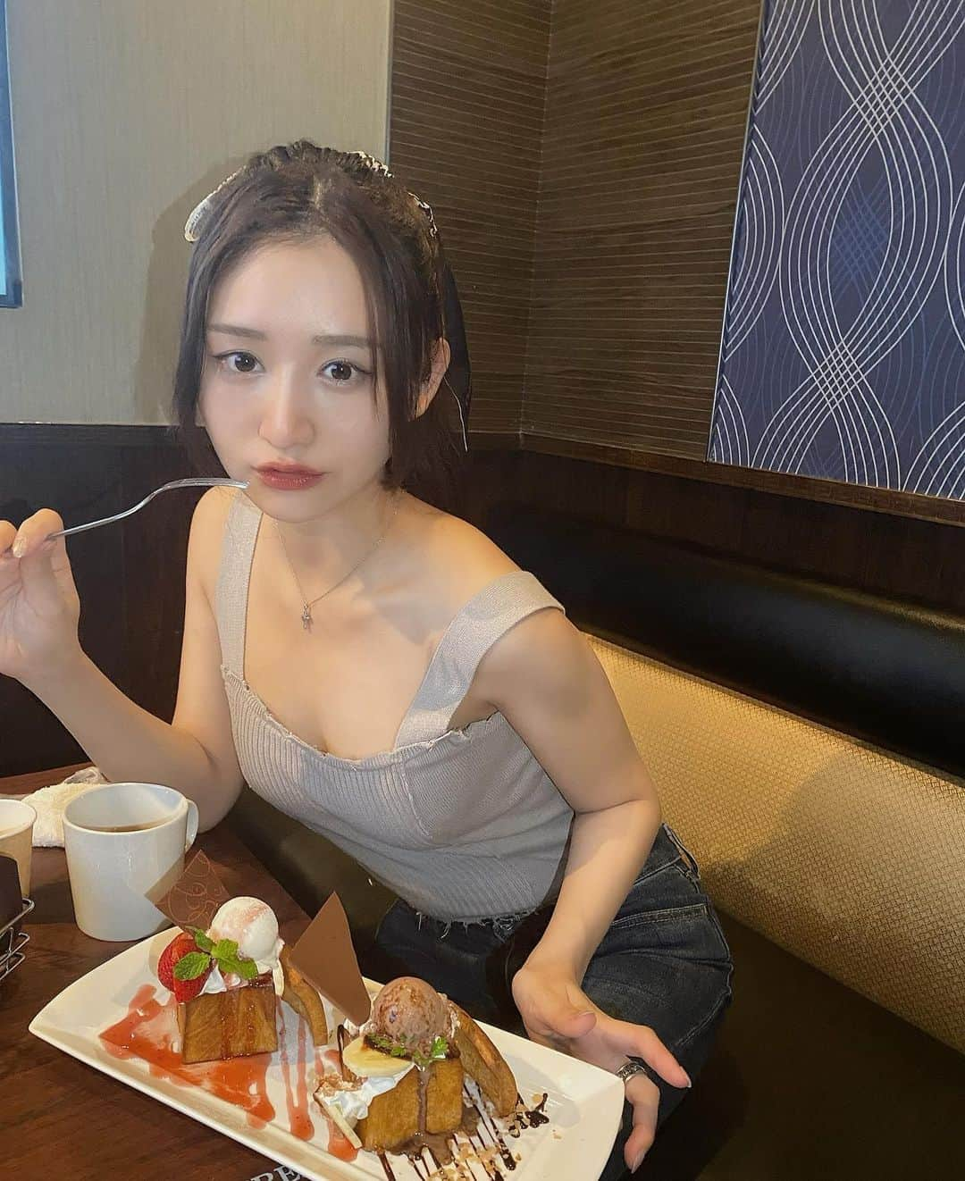 星奈あいさんのインスタグラム写真 - (星奈あいInstagram)「できれば毎日甘いものがたべたい🥺 チョコ1つとか食べたうちに入んないっ、ドーナツとかケーキ２個くらい食べたいのだ…🍩💘 パセラのハニトー、いつも大きすぎて食べきれなかったんだけど この間行ったらミニサイズが出てて すっごく美味しかったのでおすすめだよっ、幸せになります🤤❤︎  #星奈あい#ポニーテール#ヘアアレンジ#キャミ#キャミソールコーデ#スイーツテロ#パセラ#カラオケ好き#ハニトー#ミニハニトー#スイーツ大好き」7月8日 21時20分 - hoshina_r18