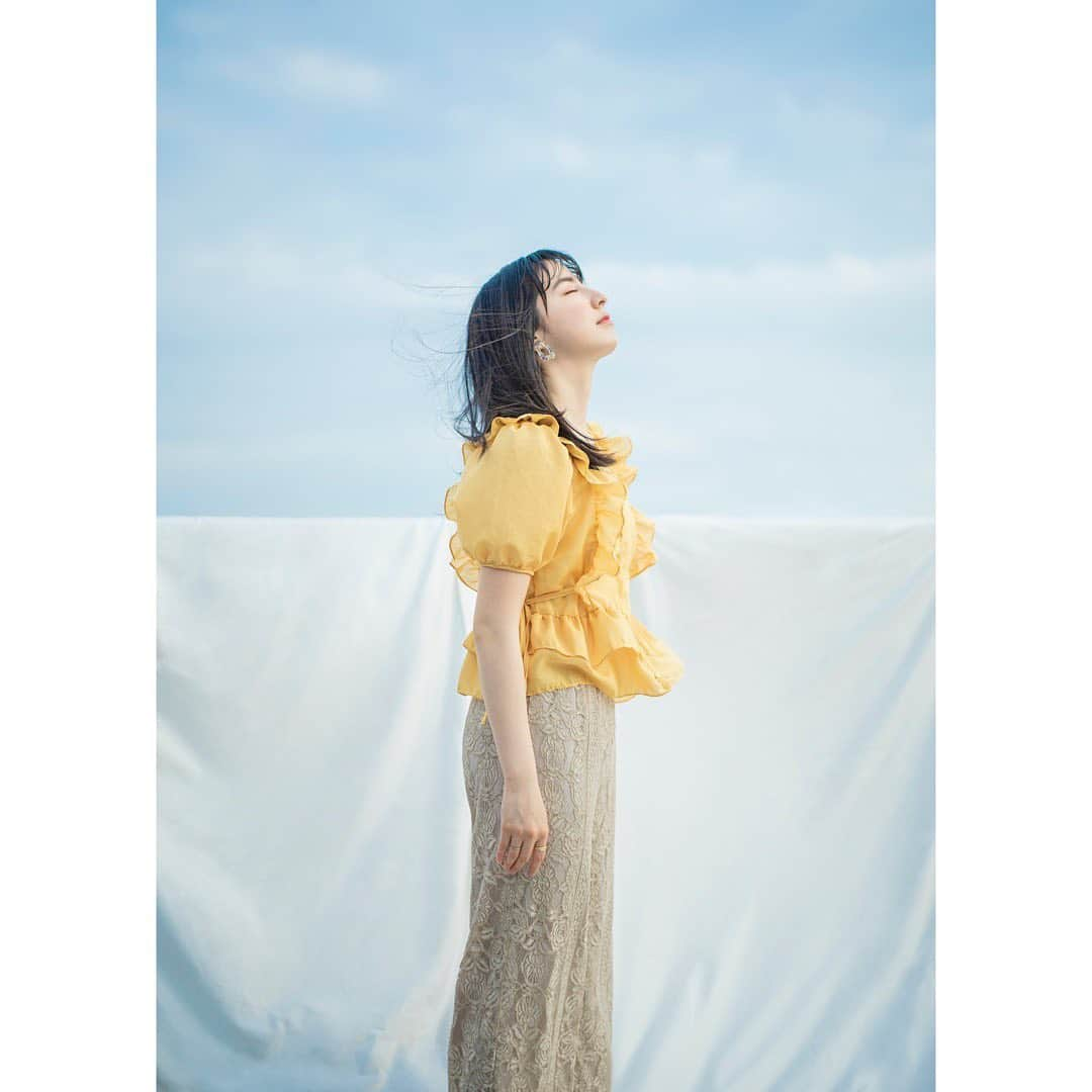 小高サラさんのインスタグラム写真 - (小高サラInstagram)「・ ひたすら空見てる画  ☁️☁️  camera: @g.a110 hair&makeup: @ms_karasawa styling:  @miyukitoma20  #コメントたくさんありがとうございます😌 #小高サラ #スターダストプロモーション」7月8日 21時21分 - sara_odaka_official