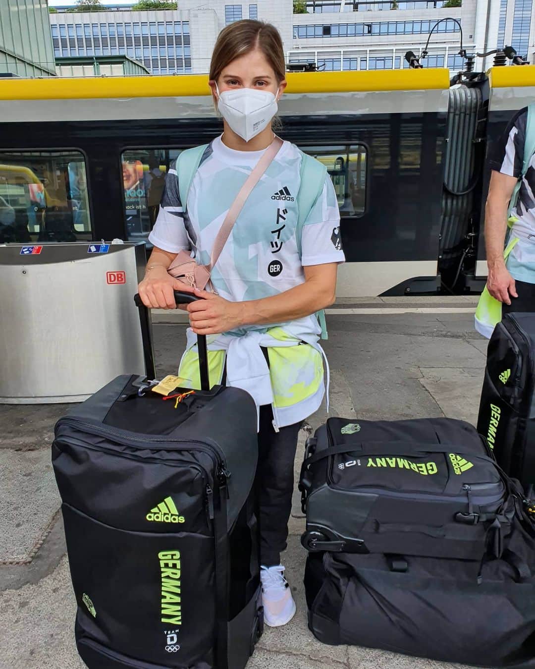 エリザベト・ザイツのインスタグラム：「Es geht los nach Tokio zu den OLYMPISCHEN SPIELEN!  Zuerst jedoch steht uns eine super lange Reise bevor inklusive weiteren Corona Tests usw.  9 Tage verbringen wir dann in Joetsu City zum vorbereitenden Trainingslager. Danach geht es endlich ins Olympische Dorf.   Ich freue mich auf die kommenden Wochen und kann nur noch einmal DANKE sagen. Danke an all die, die mich unterstützen meinen Traum zu leben! Alleine wäre dieser Weg schlichtweg unmöglich gewesen.   #OlympischeSpiele #OlympicGames #ready #japan #flight @teamdeutschland」