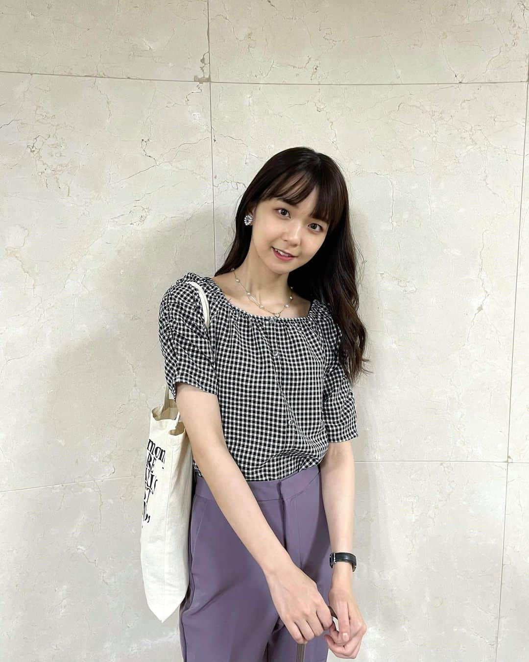 宮崎由加さんのインスタグラム写真 - (宮崎由加Instagram)「#みやざきのふく🎋🤍 雨の日coordinate☔️ ⁡ パンツはGUのなんだけど軽くて履きやすくて 乾くのも早くて梅雨の時期多めに履いちゃう〜 ⁡ トップスはADIRAのでこれも涼しくてお気に入り🤤 ⁡ この長靴をゲットしてから雨の日は しっかり長靴履く派に転向🙋🏻‍♀️🙋🏻‍♀️ ⁡ ⁡ tops: @adira_tokyo  pants: @gu_global  boots: @hunterboots  accessory: @liquem.tokyo  ⁡ #宮崎由加 #adira  #adira_tokyo  #アディラ　 #gu #hunter #hunterboots #liquem  #ootd #160 #雨の日コーデ #rain」7月8日 21時31分 - yuka_miyazaki.official