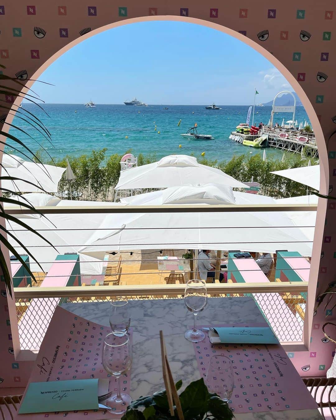 キアラ・フェラーニさんのインスタグラム写真 - (キアラ・フェラーニInstagram)「Can’t wait to see all of your photos and videos at the @nespresso x @chiaraferragnibrand temporary beach club and café in Cannes 🥰 Open til the end of the festival de Cannes 🙏🏻 #adv」7月8日 21時50分 - chiaraferragni