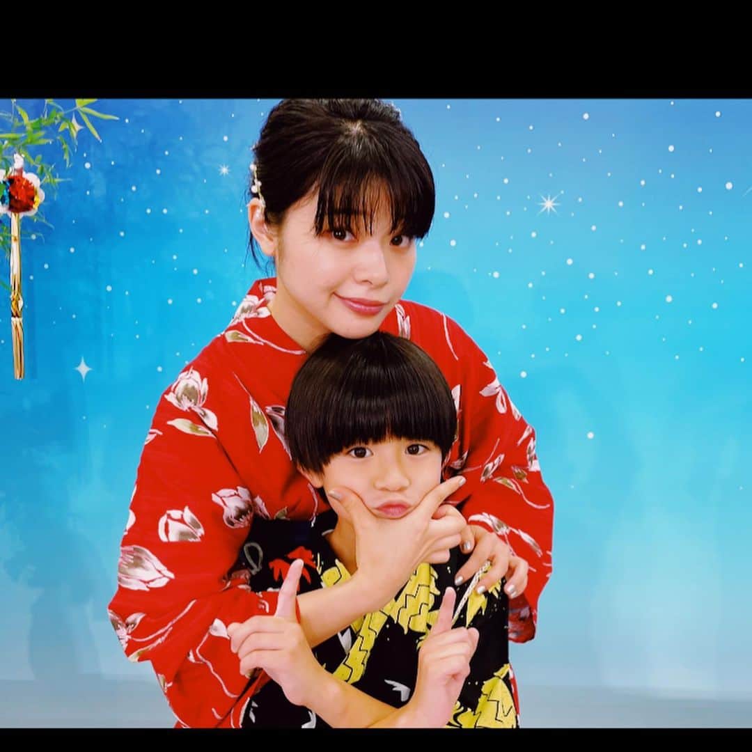岸井ゆきののインスタグラム：「七夕でしたね✨🎋 TBSドラマ　#家族募集します　の製作発表でした。 みんな浴衣で！お祭りみたいで楽しかったです。 いよいよ明日のよる10じから放送☺️☺️☺️❣️ それぞれ生き方のちがう親子が集まって、家族になっていくホームドラマです。よかったらみてくださいね。 わたしの息子、大地役の三浦綺羅くん。髪型しめじのだいち🍄やさしいだいち🧡 みんないい子で毎日たのしく撮影しています。よろしくおねがいします📺✨  #家族募集します #重岡大毅 #木村文乃 #仲野太賀  #岸井ゆきの」