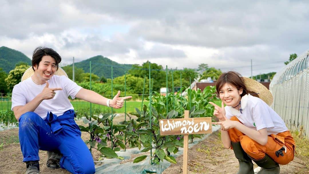 福田太郎のインスタグラム：「イチモニ！農園👩‍🌾👨‍🌾 新メンバーは…新人の #田口彩夏 アナでした〜🌻 毎年、実家の庭の畑で、夏野菜を育てていたそう🍅 元気いっぱい、楽しみながら頑張ってくれてます！ ⠀ #イチモニ農園 #ichimoninoen ＠ #今村農園 #アグリアクション北海道 #パラレルノーカー #JAグループ北海道  ⠀ 毎日続けている、自炊パワーを発揮！ #小松菜おにぎり＆味噌汁を作ってくれました🍙 美味し過ぎた…！ありがとう！！！」