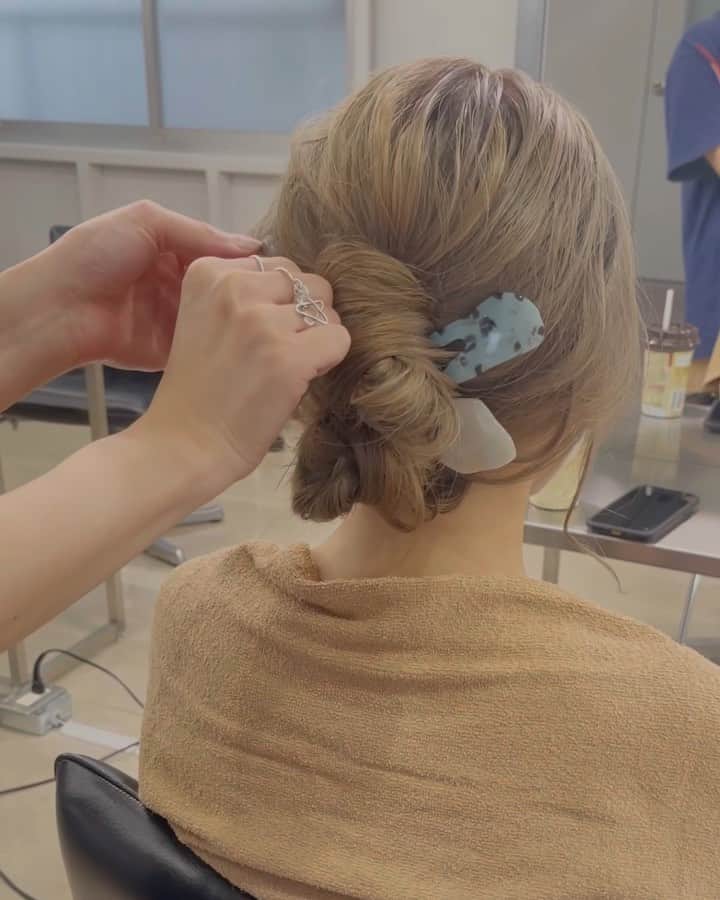 sakincho1028のインスタグラム：「さっきのアレンジの動画です。🌷 簡単アレンジ🌼ダブルシニヨン。 可愛いアイテムがあると簡単に可愛くなるよね🦁 hair  stick @san_official   #sakinchohair #hairarrange#hair#arrange#hairset#ヘアアレンジ#アレンジ#ヘアセット#豊橋#美容室#ヘアメイク#出張ヘアメイク#ブライダルヘア#ウェディングヘア#簡単アレンジ#アレンジ動画」