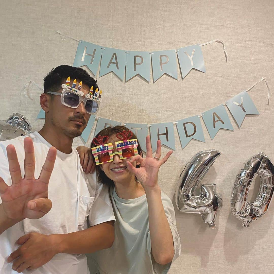 畑野ひろ子のインスタグラム：「🎂HAPPY BIRTHDAY🎂40th‼️ 啓太さん、ついに40歳😆  飾りつけは、娘たち🧸」