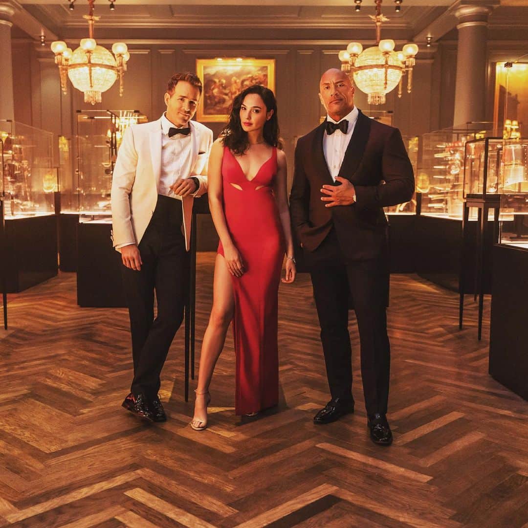 ドウェイン・ジョンソンのインスタグラム：「🚨 I’m officially serving you your notice 🚨  Ladies & gents @Netflix’s biggest  movie ever #REDNOTICE will premiere in your living rooms around the globe on NOVEMBER 12th 🔥🌎  The FBI’s top profiler.  The world’s most wanted art thief.  And the greatest conman the world has never seen.   - Thank you to my partners at @Netflix for the trust and vision to commit to their biggest investment ever.  - Thank you to my good friend and #RedNotice creator, writer & director @rawsonthurber.  - Thank you to my insanely talented (and highly unattractive) costars @gal_gadot & @vancityreynolds for our globetrotting heist.  - And most importantly, THANK YOU to the 205 million+ Netflix subscribers who are already making #RedNotice the most highly anticipated movie on the platform in 2021!   This is my career first streaming film and I wanted to make it big and special for all the fans worldwide.   This one’s for all of you and I’ll see you in November! 🥂   #REDNOTICE 🥃 @netflix  @sevenbucksprod  @flynnpictureco  NOVEMBER 12th 🔥 📸 @masistills」