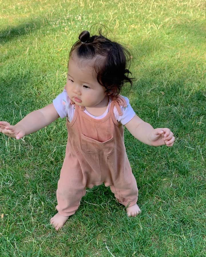 エリナ シルカのインスタグラム：「First steps 👣 歩く⁈歩いちゃう⁈」