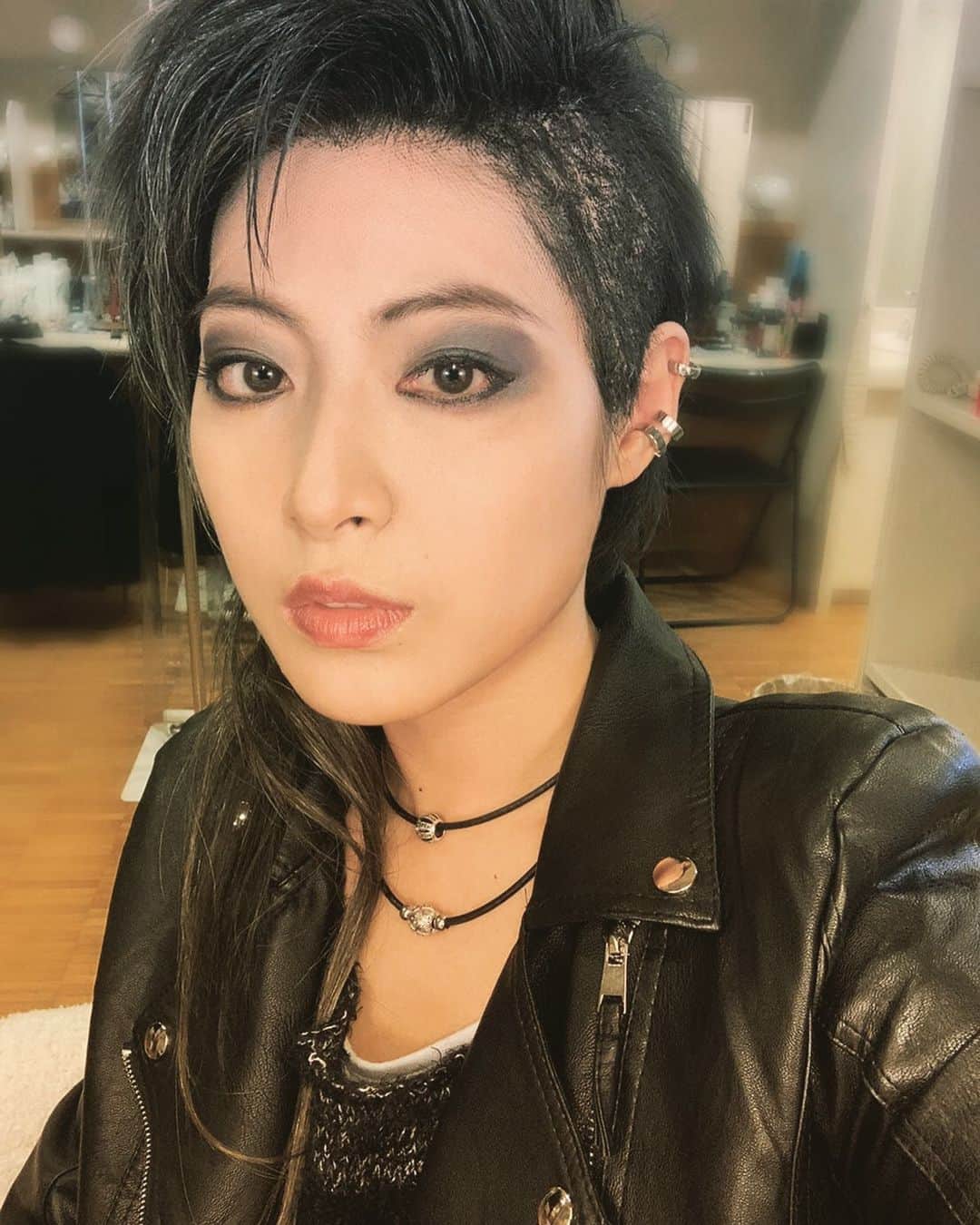 瀧本美織のインスタグラム：「🖤 ルーです。 舞台「森 フォレ」、世田谷パブリックシアターのYoutubeやTwitterでトレーラー映像が解禁になりました！ぜひ。 明日はマチネ。 劇場でお待ちしています💋💋   #舞台  #森フォレ  #ルー  #世田谷パブリックシアター   #🖤」