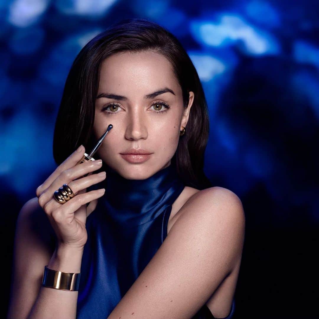 アナ・デ・アルマスのインスタグラム：「Thrilled to debut my second Estée Lauder campaign shot by the incredible @mikaeljansson . It’s all about the eyes and @esteelauder’s NEW #AdvancedNightRepair Eye Concentrate Matrix ✨✨✨ #EsteeGlobalAmbassador」