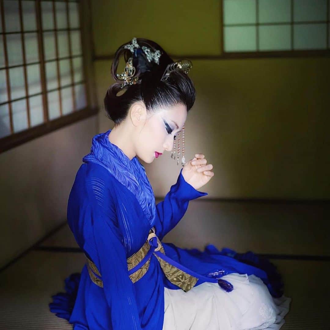 桐山マキさんのインスタグラム写真 - (桐山マキInstagram)「. . . 美japon 20周年記念 写真集 『纏』  こちらの作品も 写真集に搭載されております！  NYからのご縁で この様な素晴らしいショーに携われて とても嬉しいです。  100年前の着物達が コスチュームデザイナー 小林栄子先生の手により こんなステキな着物ドレスに生まれ変わります♡  是非、お手にとってご覧下さいませ👏 #Repost @miekoueda1958 with @make_repost ・・・ 和ビューティー作品✨  日本の伝統技術である結髪日本髪テクニックによるアップヘア。 びんつけ油と元結だけでまとめ上げています！  美•ジャポン小林栄子先生とのコラボレーション作品より。  model Maki Kiriyama @maki_kiriyama  costume  Eiko Kobayashi @eiko799  photo  Takuya Okamoto @okamototakuya_plusbe  銀かんざし協力　Atelier 華e @atelierhanae   hair make Mieko Ueda 八芳園茶室にて。  #結髪 #日本髮 #アップヘア #iramodel fashion #美ジャポン #hairstyle #かんざし #ロケ撮影 #茶室 #ヘアメイク #hairstyle #hairartist #和ドレス#和ビューティー #makeup #上田塾」7月9日 0時14分 - maki_kiriyama