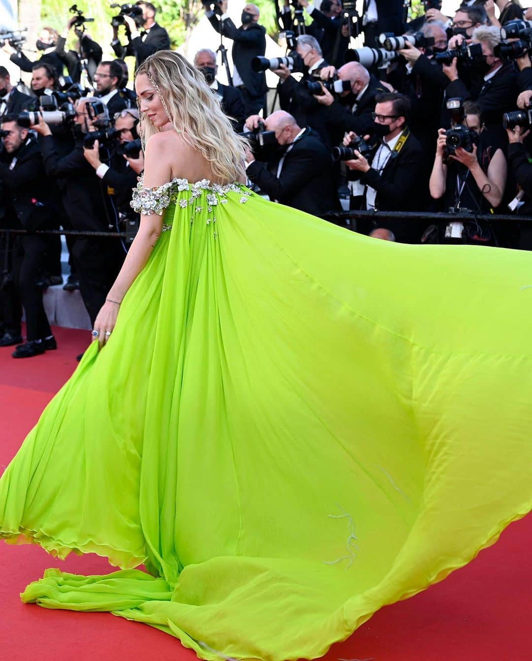 キアラ・フェラーニさんのインスタグラム写真 - (キアラ・フェラーニInstagram)「Red carpet in Cannes wearing a custom @giambattistavalliparis dress whose embellished flowers were made of recycled aluminium 🙏🏻」7月9日 2時17分 - chiaraferragni