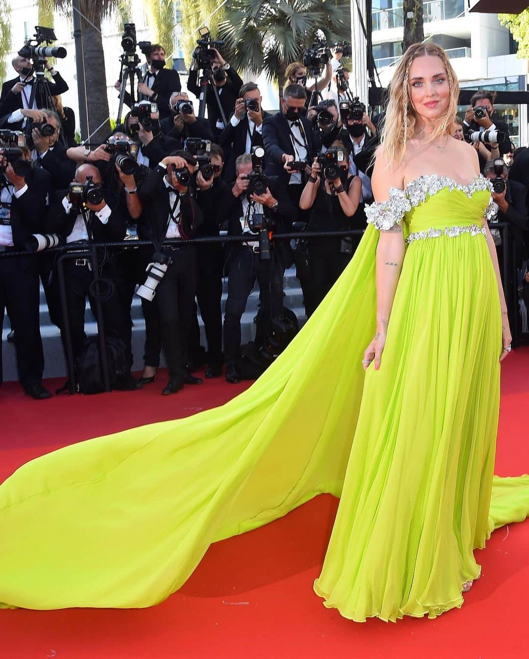 キアラ・フェラーニさんのインスタグラム写真 - (キアラ・フェラーニInstagram)「Red carpet in Cannes wearing a custom @giambattistavalliparis dress whose embellished flowers were made of recycled aluminium 🙏🏻」7月9日 2時17分 - chiaraferragni