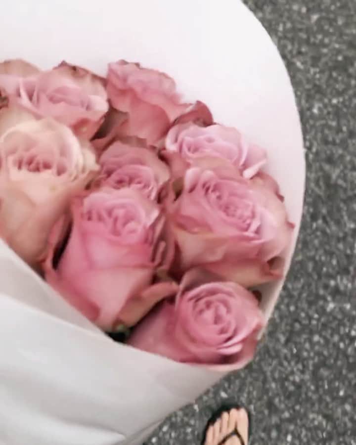 Michikoのインスタグラム：「_______ LIFE IS A FLOWER🌹✔️  . う〜ん、いい色。昔から好きなモーヴピンク❤︎  すっぴんにビーチサンダルで隣町を歩いていた時、 キャッシュレス決済を導入していない 小さな老舗お花屋さんの外に並んでいた好み色のバラ。  一本100円という破格の安さに驚き！！ オジサンからまとめて購入。  普段持ち歩かないキャッシュをたまたま持っていて 本当にラッキーだった。  得した気分になりルンルンで帰宅♪  #小さな幸せ . . #lifeisaflower #floweroftheweek .」