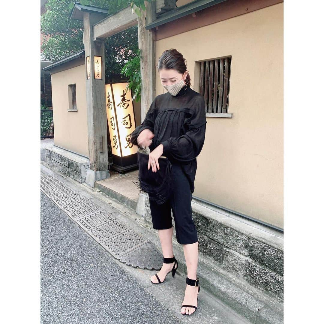 坂田陽子さんのインスタグラム写真 - (坂田陽子Instagram)「誕生日は西麻布の #寿司勇　さんへ。 ・ ネタごとに江戸前の丁寧な仕事が施され口に運ぶ度に訪れる口福感😆 ・ サクッと歯切れが良くシャリと馴染んでゆく間に甘みが広がるスミイカ。（大将の言葉をお借りした🤣） ふんわり、とろっとしたウニはシャリの間に甘みと共に流れ入る一体感にうっとり❤️ ・ どれもネタとシャリのバランスが素晴らしくてつい、おかわり🤣🤣 ・ 誕生日だからと言い訳しながらつい食べ過ぎた。 ・ #寿司勇 #七夕生まれ」7月9日 12時23分 - yokosakata