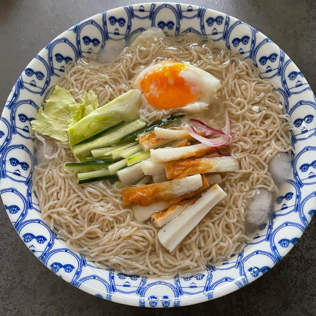 橋本志穂さんのインスタグラム写真 - (橋本志穂Instagram)「昼は韓国冷麺  夫が苦手なので 夫が居ない日のランチ用に買ってた袋麺。  今日はミヤネ屋で大阪なのだ。 でも緊急事態宣言で きっと来週からまた リモートになるので 昼ごはん食べてから出かける日が多くなる。  今日食べなきゃ、 いつ食べるの❓ってなるので 今日は天気悪くて暑くないけど 冷麺にしました。  途中で来客があって火を止めたりして 卵は大失敗だった。 おまけにワクチンで腕が上がらず 剥くのも苦戦したしー😂  おいしけりゃいいやーって思ったんだけどね、、、 暑くないから氷少なかったの。 そしたらやっぱ、美味しくなかった😱 なので、氷を足したの。 そしたらスープが薄まりすぎて ますます味気なくなったので大問題‼️  なので #おいしい酢　をかけたら めちゃんこぷーに 美味しくなった♫ さすがは「おいしい酢」  #日本自然発酵のピアのおいしい酢」7月9日 12時41分 - shihohashimoto3