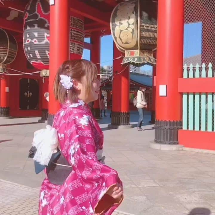 市瀬 美和のインスタグラム：「和服街ブラたのしいよね🤭💓  これは素材撮影のときの動画！ また街ブラ撮影したいなあ  着物をうまく着れるようになる予定なので！笑 頻繁に着ていきたい所存！笑笑  #撮影 #浅草 #和服 #和服コーデ」