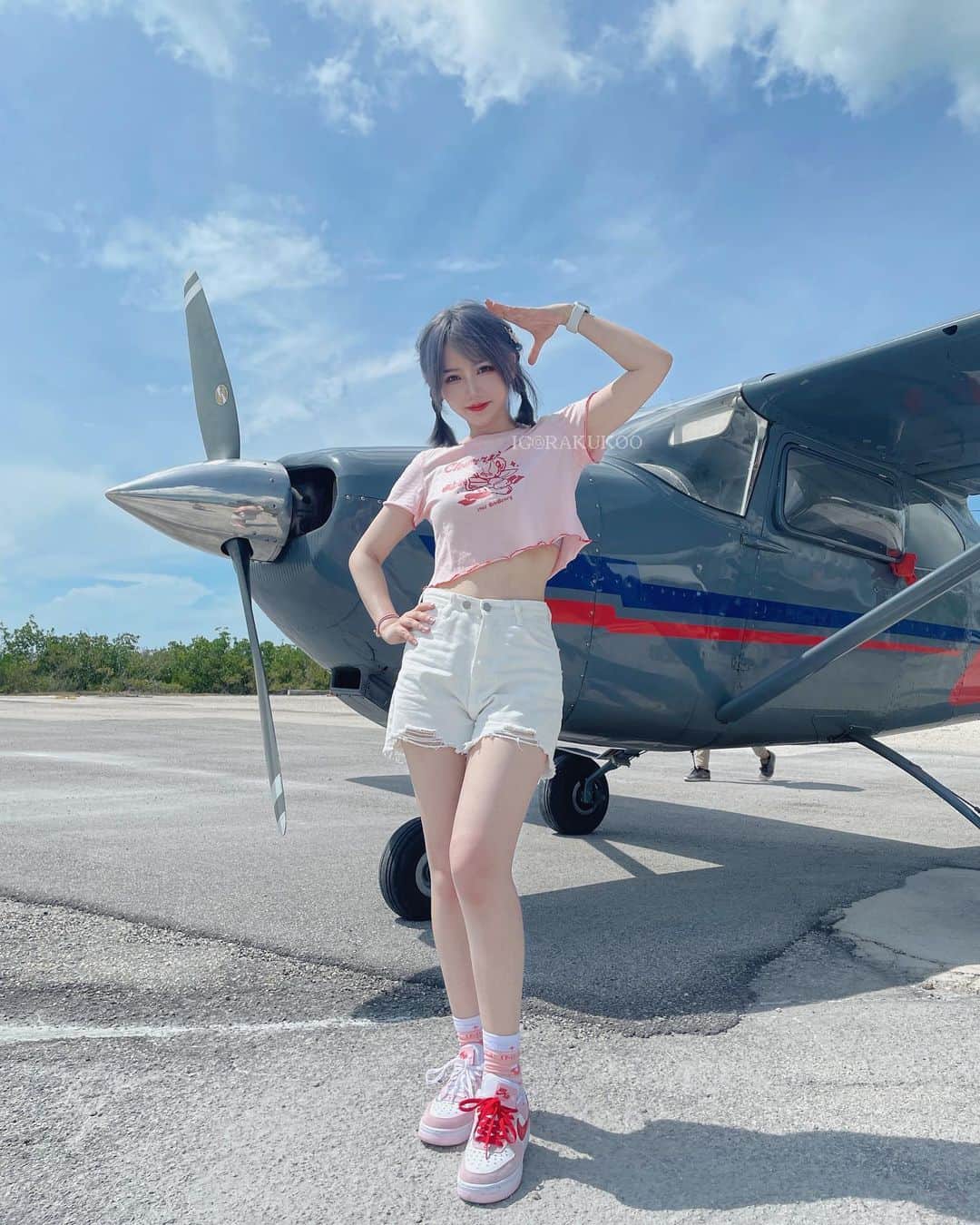 犬神洛洛子のインスタグラム：「Sky diving! 🪂」