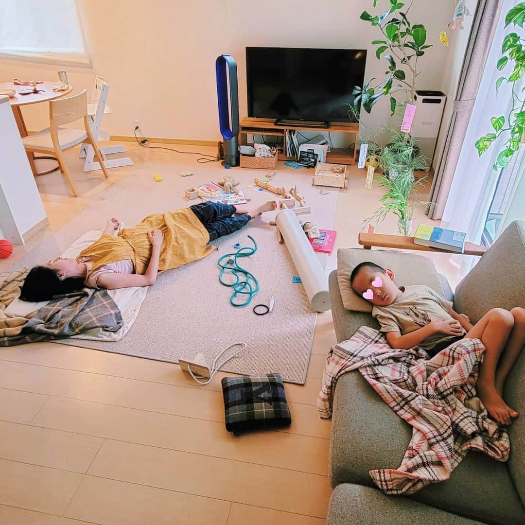 本仮屋リイナのインスタグラム：「昨日の写真で、おはようございます☕🍃  いろいろ突っ込みどころ満載ですが、これが我が家の現実☺️  ぜんぶ雨のせいです。 今日も雨ですね...🐌☔  #家中散らかリイナ #赤ちゃん布団に横たわリイナ #保冷剤持ってるのはやけど冷やしてるところ #おうち時間 #こどものいる暮らし #instadaily #instagood #followme」