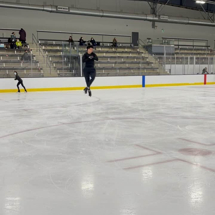 ヤロスラフ・パニオットのインスタグラム：「New season is coming… 🌊  . . . #figureskating #iceskating #auraskates #greatparkice」