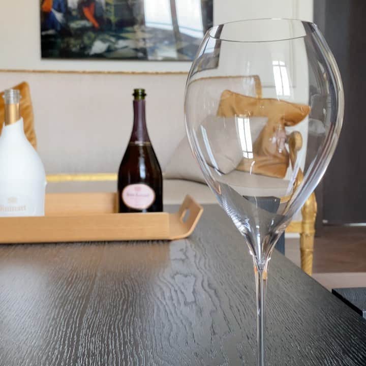 のインスタグラム：「@ruinart You have my heart. Thank you for the amazing tasting and tour of your chalk quarries, The Crayeres. Learned so much and tasted more🤗🥂 #wonderful_places #vacation」