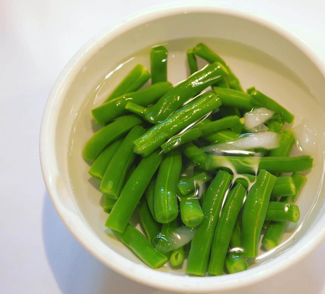 徳永有美さんのインスタグラム写真 - (徳永有美Instagram)「おはようございます😊氷水にさらされたインゲン。夏野菜らしく鮮やかな緑はいつもより暴れん坊な佇まい。 良い一日になりますように。」7月9日 7時45分 - yumi_tokunaga.official