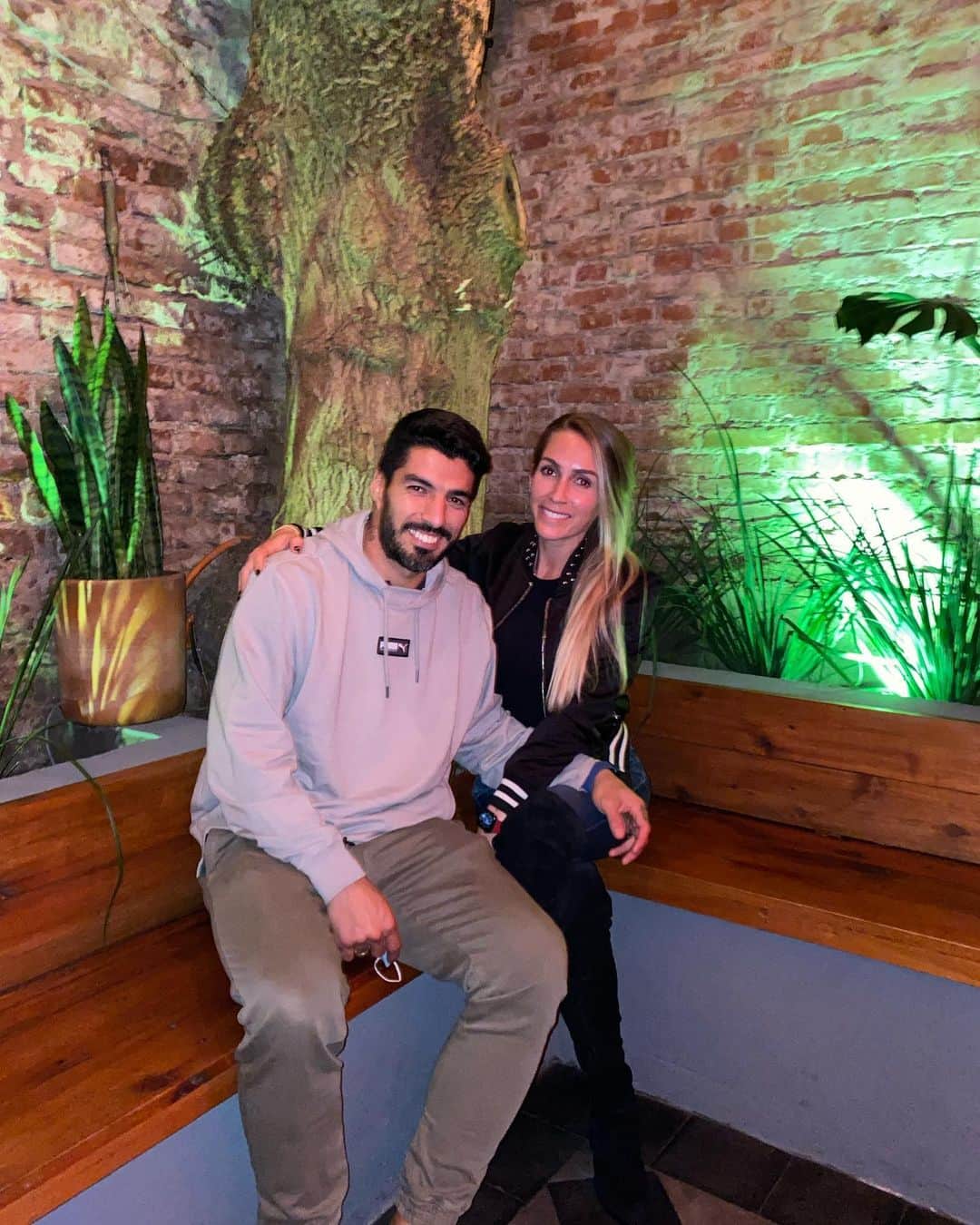 ソフィア・バルビのインスタグラム：「Noches de Montevideo con la mejor compañía… 😍😍」