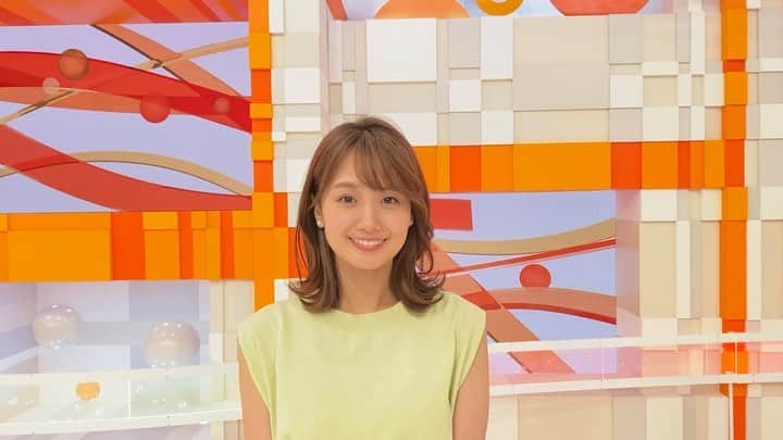 のインスタグラム：「* きょう１日を笑顔で過ごすための エクササイズ「スマイル・チャージ😊！」  きょうのポイントは【パクパク】  ①首を傾け浮き出る筋を２本指でほぐす  ②口元を意識しながら「パクパク」  これを繰り返すと口元や首がほぐれて いい笑顔が作れるようになりますよ☺️✨  (監修：表情筋トレーナー 石川時子)」