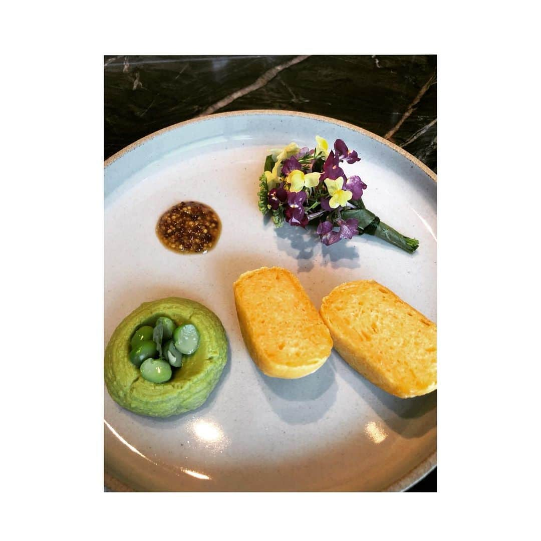 松浦美穂さんのインスタグラム写真 - (松浦美穂Instagram)「VEGAN TABLE. @theblueroomtokyo  @editiontoranomon  @editionhotels  7月12日スタート 6〜10名の個室で、1週間前迄の予約制です。  今の季節にしかないVEGEの素材で…五感と五味を堪能のメニュー。 全てがteaとのペアリング。 更にノンアルコールワインと、ノンアルコールジンまで！ 卵も使用せずにポテトの甘さとコクのあるパン…ナッツを工夫してとても奥深く… コンプレスドスイカとトマトのミックスで更に濃い味のトマトに感じたり… ヒマワリの花をイメージして発酵ニンジンとターメリック、ジンジャー、食用菊の花びらで美しい弧を描いてカラフルで元気なイメージ❣️  素敵なランチを催してくれた のはエディションホテルのブルールームと平尾INCの平尾かよさん @hiraoinc   「やまと薬膳」のオオニシ恭子先生も参加出来て、最後には「養生」の話まで @yamato_yakuzen   実のある会でした❣️  #素敵な会 #五味の醍醐味 #エディションホテル #ブルールーム #twiggytokyo」7月9日 10時10分 - twiggy_mihomatsuura