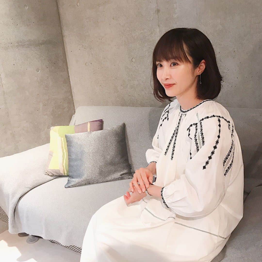 山口もえのインスタグラム：「・  楽屋での私…  ぼーっとしたり お茶飲んだり 身体動かしてみたり・・・  最後の写真は何故か IKKOさんの「どんだけ〜」ポーズしてる👀笑  やーっと一週間のゴールが見えてきた！ 疲れが溜まってきたので 今夜の晩ごはんは手抜きにします❤️笑  ワンピースはクラネ♡ @clane_official  水筒は長女のおさがり♡♡♡  #楽屋#撮影 #やーっと金曜日 #明日はゆっくり眠りたい #晩ごはん #金曜日は手抜きの日」