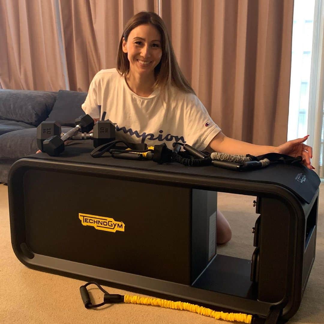 のインスタグラム：「TECHNO GYM BENCH!!! @technogym  おうちにこんなお洒落なベンチが来ました❣️ 中には、10kgまでダンベルが入っています〜！」