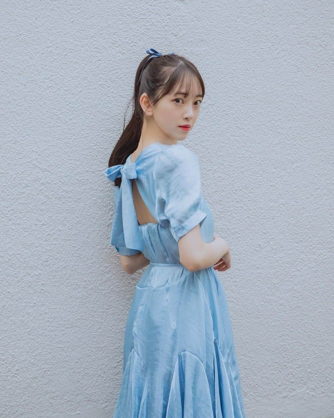 堀未央奈さんのインスタグラム写真 - (堀未央奈Instagram)「🛁💍💠🪡  そしてそして 全女の子に絶対着て欲しい 夢が詰まったワンピースを 作りました…🪡🕊  " わたしがいまいちばん着たいワンピ "をテーマに作ったので とにかくこだわりが詰まっています💎  1. 生地はつるっと少し光沢のあるものになっていて 夏の太陽の光に反射してきらきらします🪞  2. 首周りはすっきりとした デザインにしつつもインナーが見にくい 開け具合になっていて安心👱🏻‍♀️  3. 袖は腕がより細く見えるよう ちょこっとだけパフスリーブに  4. ウエストは付属のリボンベルトで おすきなウエストの細さまで絞ることができますし、 ベルトにしないときは髪につけたり チョーカーみたいに結んだりしたりしてもカワイイ💠  5. スカート丈は太ももの1番隠したい部分を隠しながら 動いたときにかわいいボリュームになっています👗  6.  背中のバックリボン…"後ろ姿もかわいい"んです🪞🥲  ぜひ彼とのデート♡女子会♡などの トクベツ♡なときにも着て欲しい ワンピースです🌙💠  私の頭の中にずっとあった理想の最強ワンピが ようやく実現して嬉しい気持ちです🛁🌙🥂🕯   2021年7月9日（金）20:00〜 2021年7月18日（日）23:59 60%サイトにて期間限定販売🕊  詳しくはハイライトをみてね~」7月9日 11時00分 - horimiona_official