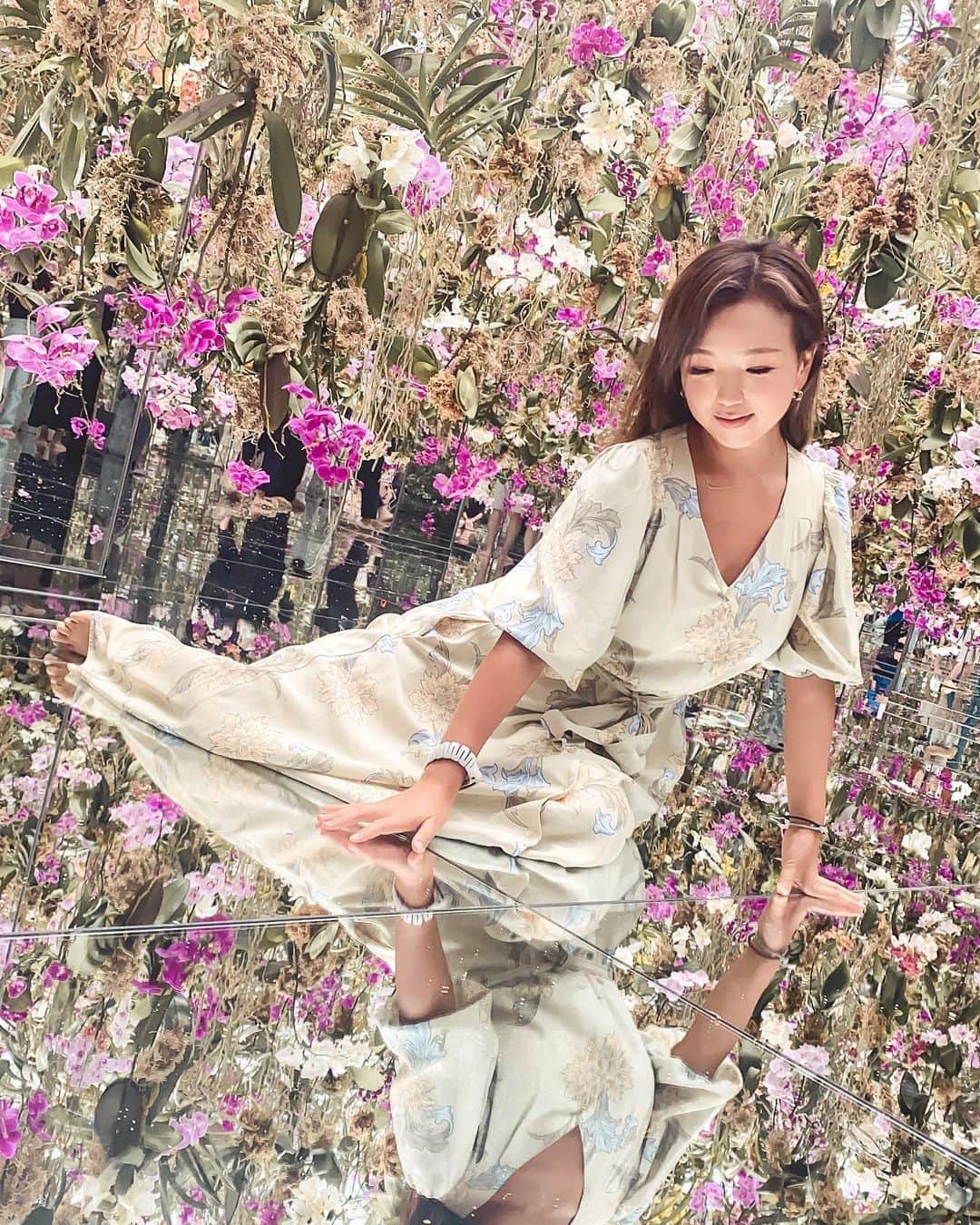 宏実のインスタグラム：「🤭♡💐  #実は半目  #teamlabplanets  #floatingflowergarden #floatingflowers」
