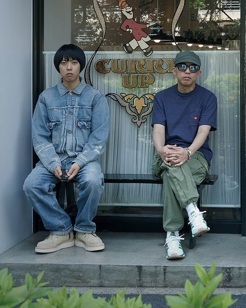 Levi's Japanさんのインスタグラム写真 - (Levi's JapanInstagram)「LEVI’S® X NIGO®本日抽選販売開始  ストリートウエアのオリジナルであり、ヴィンテージデニムのコレクターとしても有名なNIGO®︎。過去と現在が出会う本コラボレーションは、NIGO®が所有する二つのピースを忠実に復刻しました。    1915 501® JEANS　 ※世界100本限定（シリアルナンバー入り）    501®の初期の特徴でもある、ベルトループの代わりのサスペンダー用のボタン、そしてRed Tabなしの1915年モデル。 経年変化から生まれた色落ち、破れやほつれなどのダメージ、また、NIGO®が幾度となくリペアしたディテールも含め、当時のパターンそのままに各パーツの生地の向きや運針数まで再現しました。  「私のビンテージコレクションからは、最も気に入っている二つを選びました。この2着は、今でも定期的に着ています。パンツとジャケットには約40年の時差がありますが、不思議と100年以上前のものと、70年以上前のものを一緒に着ても違和感はないのです。」–NIGO®︎   販売方法はプロフィールリンクより」7月9日 11時35分 - levis_japan