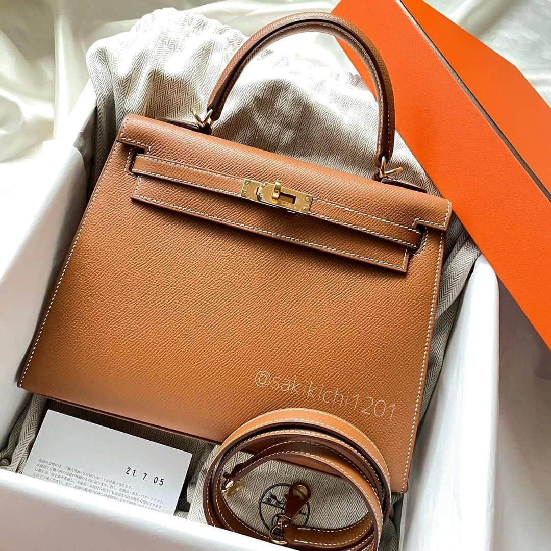 サキ吉さんのインスタグラム写真 - (サキ吉Instagram)「昨日開封動画上げたので 今日は写真で👜🍊 HERMES好きさんからのおめでとうDM💌たくさん頂いて嬉しかった🧡 ． はー美しい🥲💓 最高スペック👏✨✨✨ 一生モノに出会えました🥺 ． #hermes  #hermesbag  #hermeskelly  #kelly  #kelly25  #gold #hermesaddict  #hermeslover  #エルメス #エルメスケリー  #ケリー #ケリー25 #ゴールド #エプソン  #外縫い  #エルメス好きな人と繋がりたい」7月9日 11時44分 - sakikichi1201