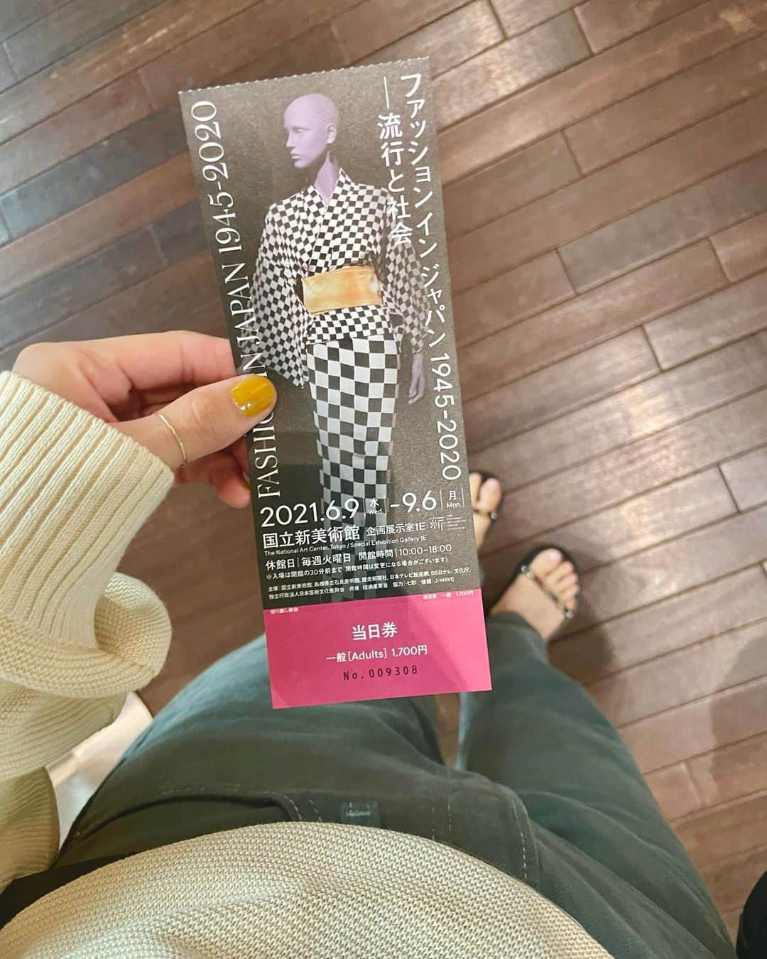 堀田茜さんのインスタグラム写真 - (堀田茜Instagram)「「FASHION IN JAPAN1945-2020」 @fij_2020  ずっと気になってたやつ。すごい楽しかったー！かなり見応えありました。 戦後の昭和から平成にかけてのファッションの変遷がとにかくパワフル。それ以前のモダンガールの装いはとっても粋で可愛かった👗 形を変えて洋服はいつの時代も人に寄り添い共に戦ってくれる存在なのだなぁと思いました。もう一回くらい行きたいな〜。そんな自分の服装はかなりラフですが。笑 先日のアウトサイダー展に続き美術館巡りなきぶん😊 #ファッションインジャパン」7月9日 21時33分 - akanehotta