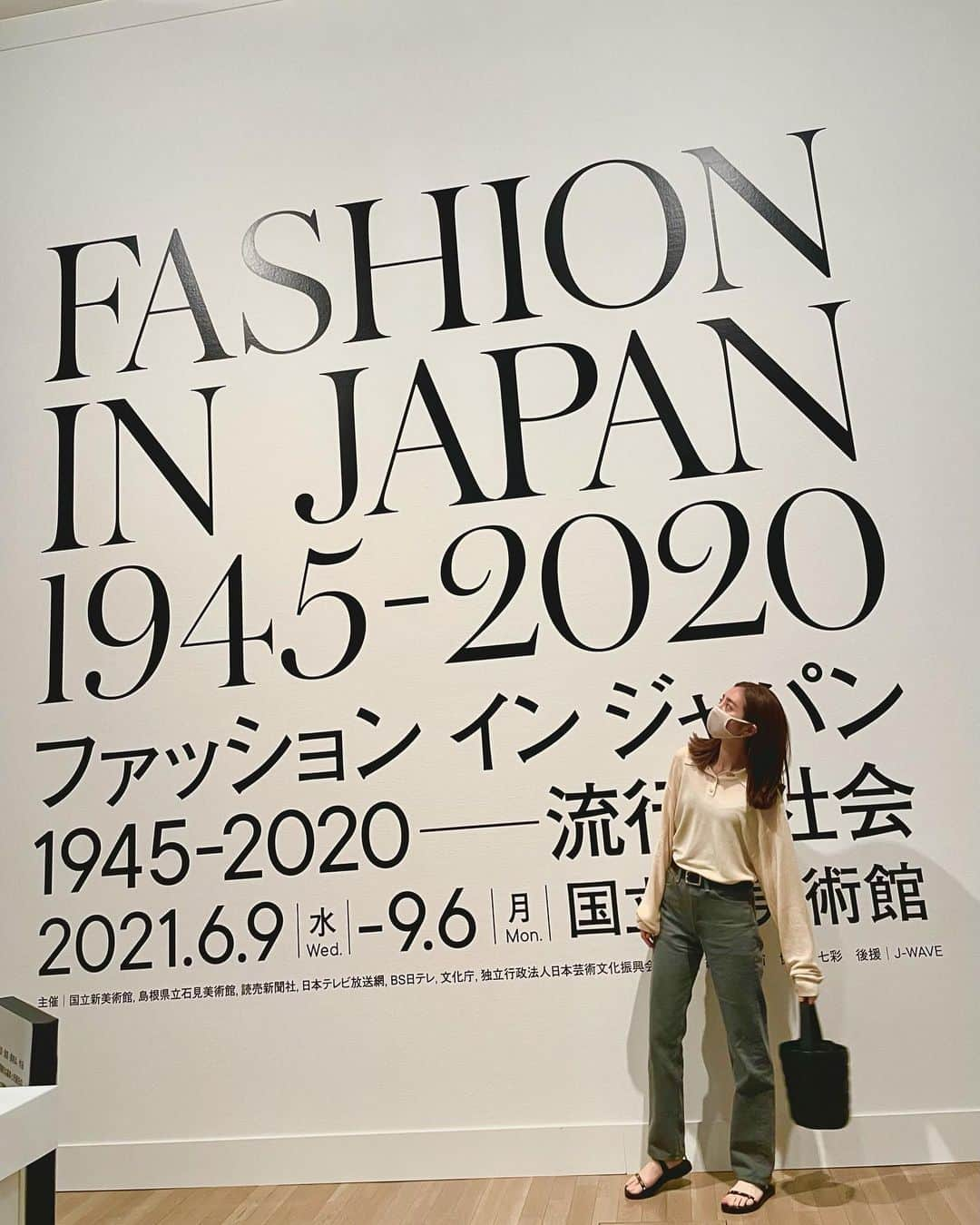 堀田茜さんのインスタグラム写真 - (堀田茜Instagram)「「FASHION IN JAPAN1945-2020」 @fij_2020  ずっと気になってたやつ。すごい楽しかったー！かなり見応えありました。 戦後の昭和から平成にかけてのファッションの変遷がとにかくパワフル。それ以前のモダンガールの装いはとっても粋で可愛かった👗 形を変えて洋服はいつの時代も人に寄り添い共に戦ってくれる存在なのだなぁと思いました。もう一回くらい行きたいな〜。そんな自分の服装はかなりラフですが。笑 先日のアウトサイダー展に続き美術館巡りなきぶん😊 #ファッションインジャパン」7月9日 21時33分 - akanehotta