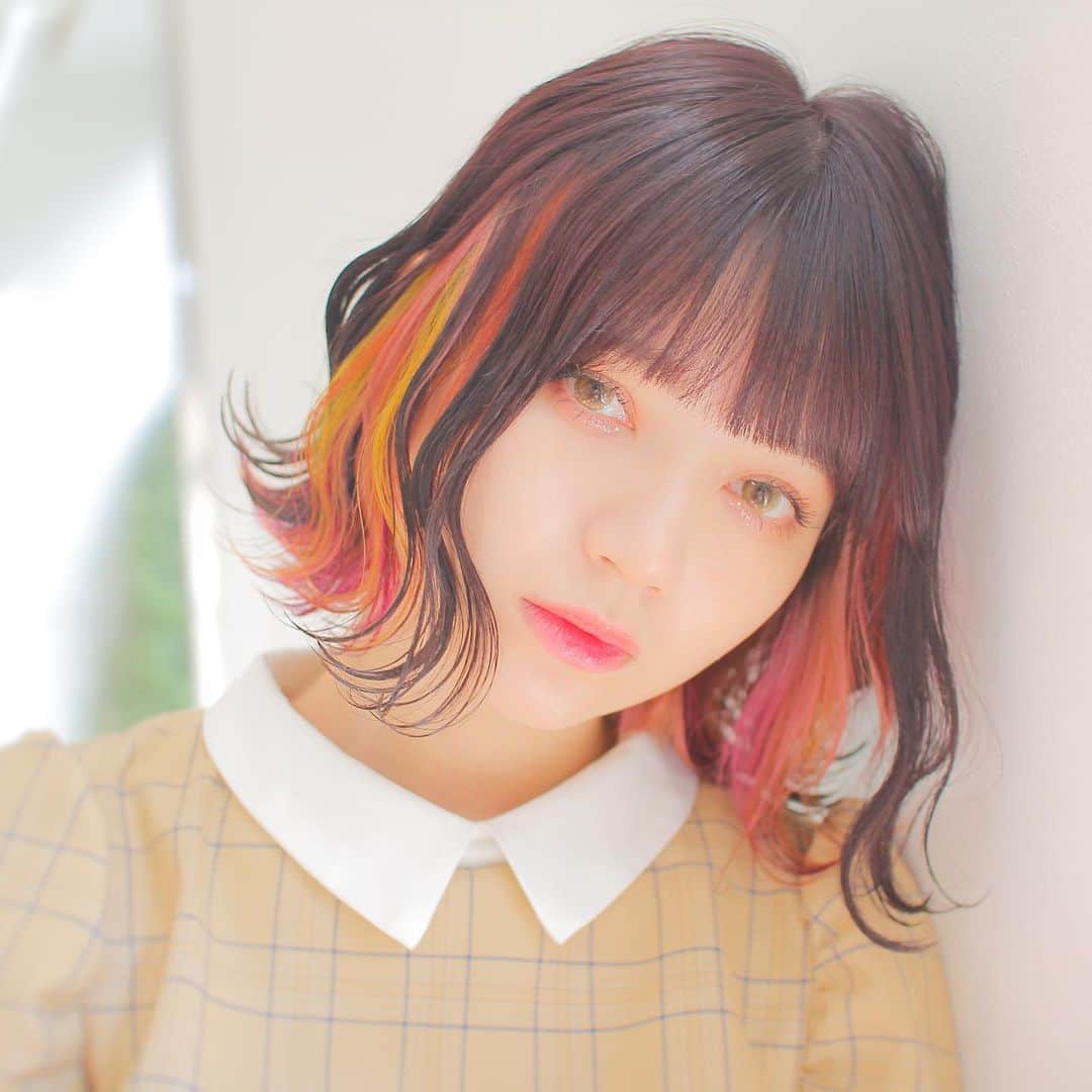 オオモトのインスタグラム：「髪型楽しみましょう🤚🏻 ・ WOM  代表　オオモト @bobby_omoto_style @wom_hair_ ・ 直近空き予約や、日々の髪型はストーリーにて随時投稿しております🤚🏻 ・ お値段、ご予約方法、場所、などはストーリーハイライトに明記しております✨ ・ ・ ・ #ブリーチ#インナーカラー#ポイントカラー#ボブ#ハイトーンカラー#bleachcolor#ブリーチカラー#ダブルカラー#デザインカラー#ケアブリーチ#haircolor#裾カラー#下北沢#ウルフカット#ミルクティー#ミルクティーカラー#鈴木愛理#みにウルフ#ディズニー#女生染髪#ootd#派手髪#髪色#머리#올림머리#좋아요  #헤어컬러링#beautiful #love#染髪」