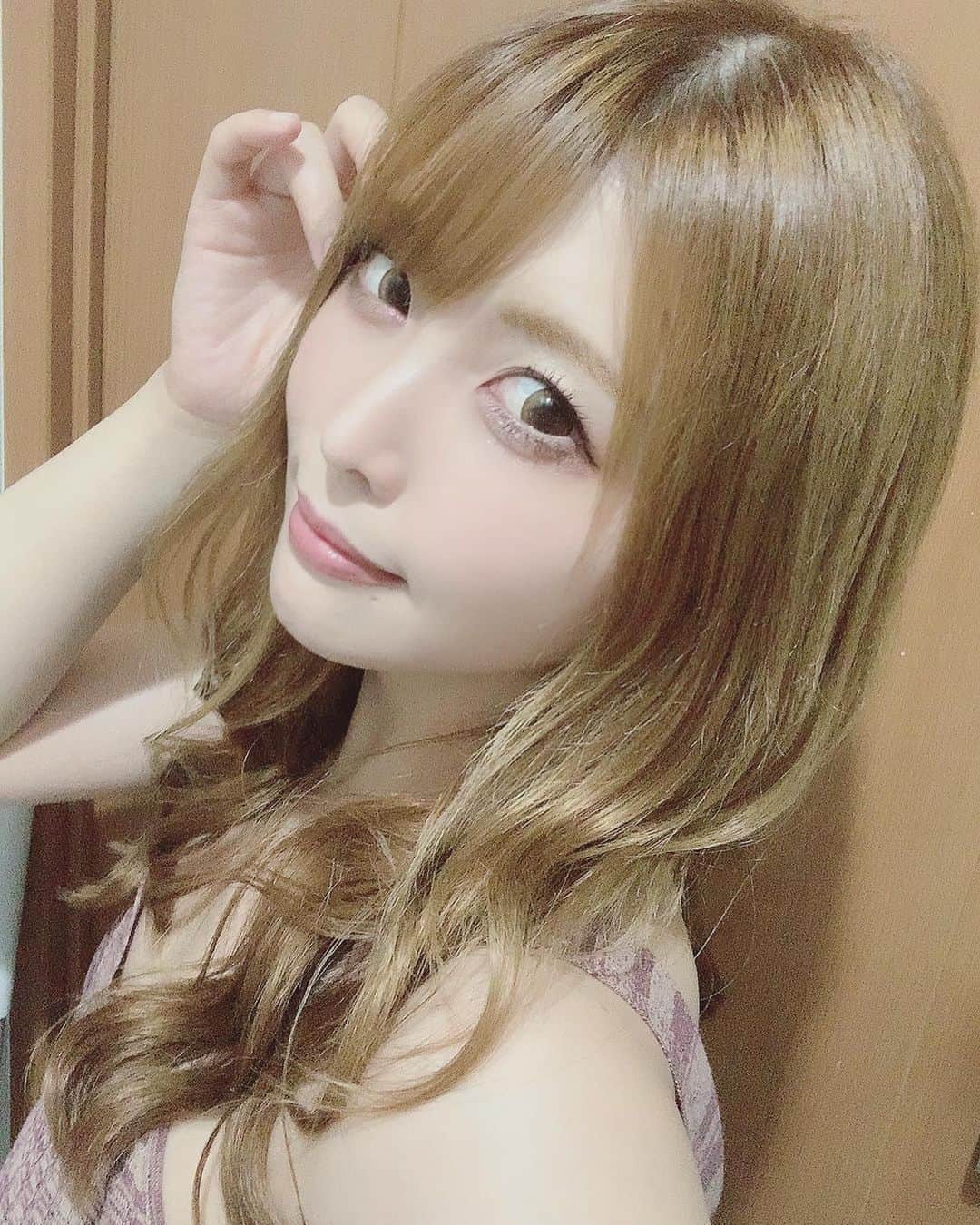 新村あかりのインスタグラム：「先日　@r.y.o.okb さんにヘアカラーしていただきました✨ どうですか？めっちゃ好きな色〜🥺💓 みんなも是非行ってみてね💋  そして遅くなりましたが7月7日は私の誕生日でしたー！！！ お祝いメッセージありがとうございました🥰 ことしもよろしくお願いします🙇‍♀️ みんなにエロスを届けるよ！  #大宮 #ヘアサロン #池袋 #ヘアカラー  #美容室」