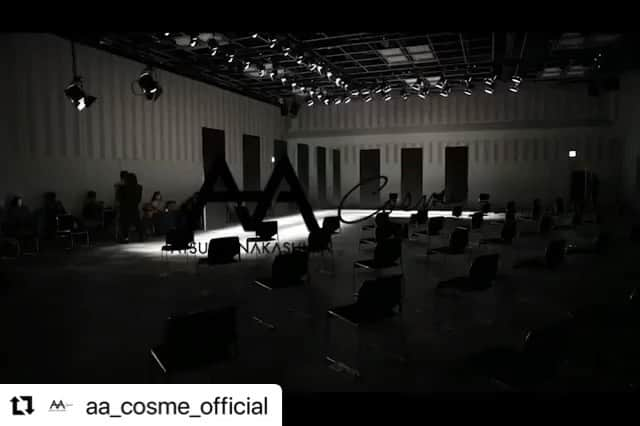 アツシナカシマのインスタグラム：「#Repost @aa_cosme_official with @make_repost ・・・ . ATSUSHI NAKASHIMA Cosme "NEW Color : Chocolab Brown"  TOKYO COLLECTION 2021 AUTUMN WINTER  #atsushinakashimacosme #atsushinakashima #beauty  #cosme  #eyeliner #genderless  #milanofashionweek  #mfw  #runway #show #backstage」