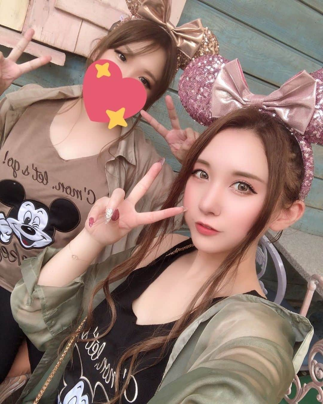 愛原れののインスタグラム：「どちゃくそ久しぶりなディズニーにみさえと行ってきたヨ！👯‍♀️🐭🏰💕 ＊ ＊ ＊  #ディズニーランド #オソロコーデ #ディズニーコーデ #シンデレラ城 #ミッキー #美女と野獣 #心浄化された #でも帰り歌舞伎寄って秒で心汚れた😃 #ただいまクソみてぇな街」