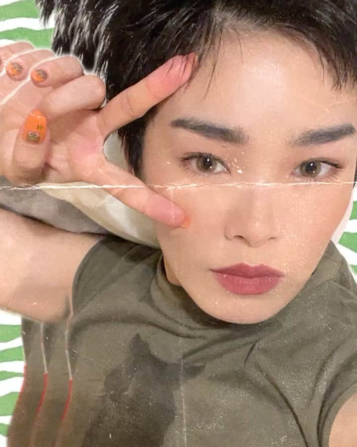 畠山千明のインスタグラム：「久しぶりに赤みのリップ @narsissist 🍒 黒髪にしたら赤いリップがしっくりきて凄い！色の足し算！ (ピースが平成を謳歌した人のピースなのよ)」