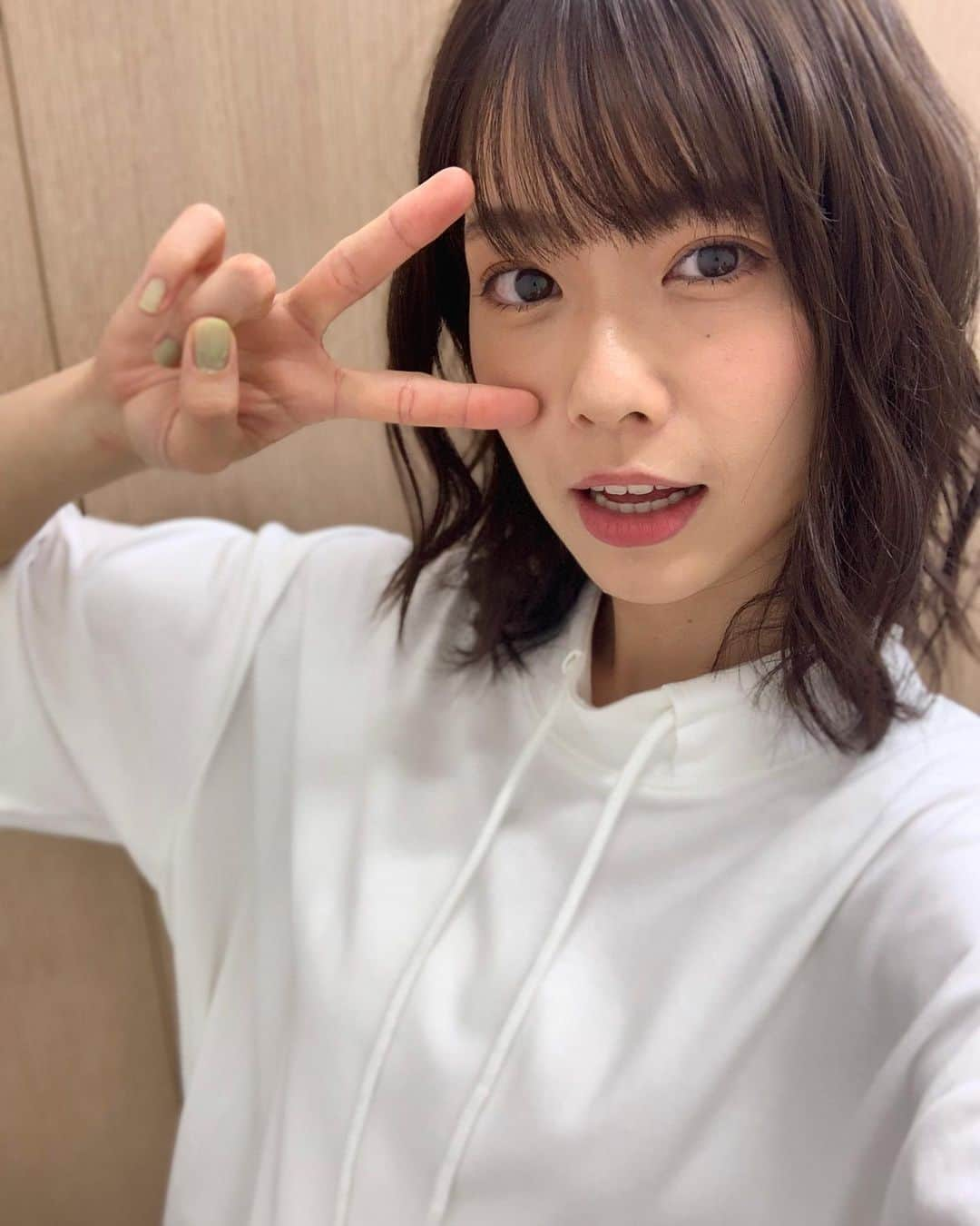 小田えりなさんのインスタグラム写真 - (小田えりなInstagram)「AKB48×ナノ・ユニバースのコラボアイテムがZOZOTOWN、そしてナノさんのサイトで予約受付開始されました💐✨ うれしーーーーーーーーーーい！コラボアイテムのタグにはメンバーの顔面の写真が載っております！タグになる日が来るとは…🙋‍♀️私はモックネックタイプの商品のモデルをさせていただきました！ZOZOTOWNに私がいるよ〜！すごい！わーい！完全受注生産なので皆さんに届くのは数ヶ月先になりますが、この機会にぜひゲットしてほしいアイテムです😭🌻大きさはビッグシルエットが可愛いという感じのサイズになってます！色味がわかるように3色載せたよ〜🧘‍♀️私の身長は多分167センチだと思うからぜひ私の体型を参考にして自分が着たらどうかなあと想像してみてください！！！着心地も最高です！チェックよろしくお願いします✨ #ナノユニバース #AKB48 #ZOZOTOWN #モックネック   https://zozo.jp/sp/search/?p_keyv=AKB48+nano%81Euniverse」7月9日 16時30分 - odenchannn