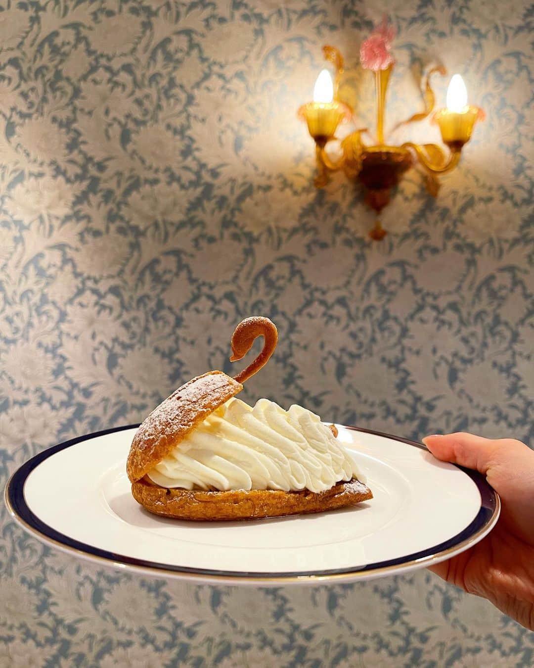 のインスタグラム：「お皿の上の優美なあの子🦢🍽🎼  グルメなまあちゃんと💗  OP... @rokhofficial」