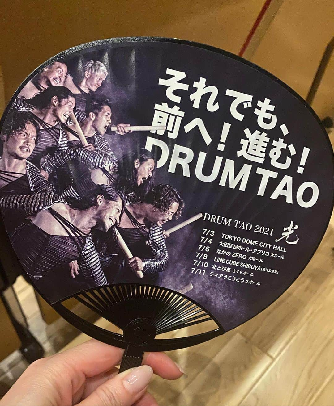 ImotoEtsuyo さんのインスタグラム写真 - (ImotoEtsuyo Instagram)「楽しみにしていた @drum.tao_official の公演 　『光』を観に行きました。  座席の間隔もしっかりあり 感染予防対策もしっかりされていました。  「Drum Tao」は和太鼓や和楽器などを使い 楽器と鍛え上げられた肉体で表現する パフォーマンスグループ。　  数年前に @kimiyo.f さんにお誘い頂き　 観に行って以来大ファンになりました。 毎回ワクワクドキドキ♡  和太鼓を激しく打ち鳴らす音楽は、 聴いているだけで気持ちが昂ぶります。  和楽器の概念を完全に覆し、 圧倒的な表現力は圧巻です。 毎回新作が楽しみ。  こちらの公演　DRUM TAO 2021『光』は 残すところあと 7/10 ・7/11 の 2公演ですが、  2021年　7月22日（木・祝）から 開催予定の　新作　『W-1』は 8月9日（月・休）まで。  開催出来るかまだわからないけど、 今月、7／22から始まる『W1』も 観に行きたい！  今年の夏は行かれないけど、 大分で行われる　#タオ の 夏フェス行きたかったなぁ😭  #pic 5以降のタオの写真は 前回1月の公演のものです。 ・ 今回、 #麓大輔 さんの　髪色が緑に変わっていた。  @drum.tao_official  #drumtao  #ドラムタオ  #和太鼓パフォーマンス #エンタメ  #麓大輔さん  #w1  #和太鼓  #筋肉 #筋肉男子  #和楽器  #大分 発 #大分県  #竹田市  #taoの丘  #阿蘇  #linecubeshibuya」7月9日 17時33分 - bisuhada