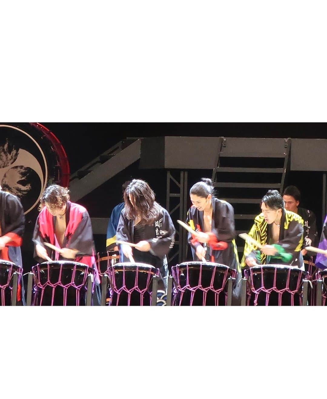 ImotoEtsuyo さんのインスタグラム写真 - (ImotoEtsuyo Instagram)「楽しみにしていた @drum.tao_official の公演 　『光』を観に行きました。  座席の間隔もしっかりあり 感染予防対策もしっかりされていました。  「Drum Tao」は和太鼓や和楽器などを使い 楽器と鍛え上げられた肉体で表現する パフォーマンスグループ。　  数年前に @kimiyo.f さんにお誘い頂き　 観に行って以来大ファンになりました。 毎回ワクワクドキドキ♡  和太鼓を激しく打ち鳴らす音楽は、 聴いているだけで気持ちが昂ぶります。  和楽器の概念を完全に覆し、 圧倒的な表現力は圧巻です。 毎回新作が楽しみ。  こちらの公演　DRUM TAO 2021『光』は 残すところあと 7/10 ・7/11 の 2公演ですが、  2021年　7月22日（木・祝）から 開催予定の　新作　『W-1』は 8月9日（月・休）まで。  開催出来るかまだわからないけど、 今月、7／22から始まる『W1』も 観に行きたい！  今年の夏は行かれないけど、 大分で行われる　#タオ の 夏フェス行きたかったなぁ😭  #pic 5以降のタオの写真は 前回1月の公演のものです。 ・ 今回、 #麓大輔 さんの　髪色が緑に変わっていた。  @drum.tao_official  #drumtao  #ドラムタオ  #和太鼓パフォーマンス #エンタメ  #麓大輔さん  #w1  #和太鼓  #筋肉 #筋肉男子  #和楽器  #大分 発 #大分県  #竹田市  #taoの丘  #阿蘇  #linecubeshibuya」7月9日 17時33分 - bisuhada