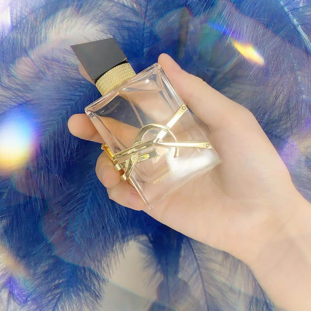 ゆきりぬさんのインスタグラム写真 - (ゆきりぬInstagram)「@yslbeauty から新しく出たLIBRE EAU DE TOILETTEを頂いたよ！ 香りも素敵だし、見た目もおしゃれだから持ち歩くのが楽しい☺️  普段はあんまり香水つけない私だけどこれはつけたくなっちゃうくらいいい香りなの。 でも普段使わないせいで上手く香りを説明できる気がしないのでこれ見て笑  ⋆˖香り⋆˖ トップ ラベンダー、タンジェリン、ベルガモット  ミドル オレンジブロッサム、ジャスミン アブソリュ、ホワイトティ  ラスト ムスク、バニラ、アンバーグリス  #ysl #ysl💄」7月9日 17時33分 - yukirin_u