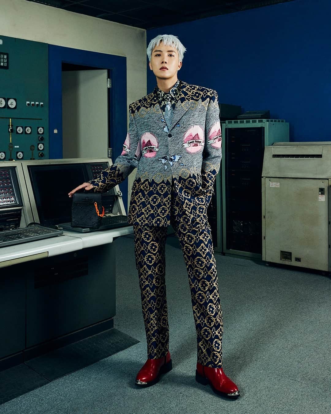 ルイ・ヴィトンさんのインスタグラム写真 - (ルイ・ヴィトンInstagram)「#LouisVuitton Ambassador and @bts.bighitofficial member j-hope wears a suit that incorporates the iconic Monogram motif at @VirgilAbloh’s #LVMenFW21 fashion show in Seoul. Watch now on IGTV or louisvuitton.com.  #jhope #BTS」7月9日 23時10分 - louisvuitton
