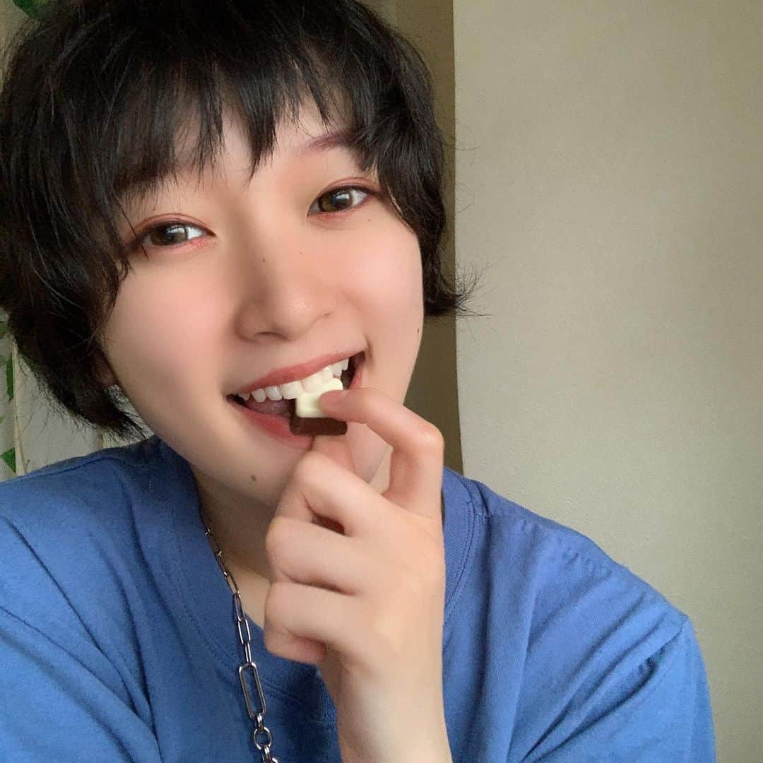 宮本佳林さんのインスタグラム写真 - (宮本佳林Instagram)「♡  四コマ🍫😝💕  #チョコレート #チョコ食べる四コマ #このチョコ懐かしい  #ショートカット女子」7月9日 17時47分 - karin_miyamoto.official