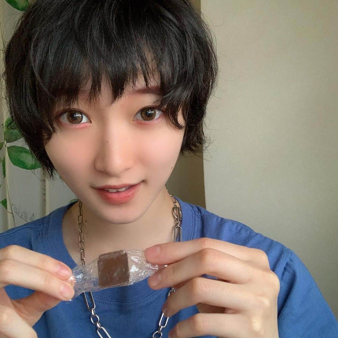 宮本佳林さんのインスタグラム写真 - (宮本佳林Instagram)「♡  四コマ🍫😝💕  #チョコレート #チョコ食べる四コマ #このチョコ懐かしい  #ショートカット女子」7月9日 17時47分 - karin_miyamoto.official