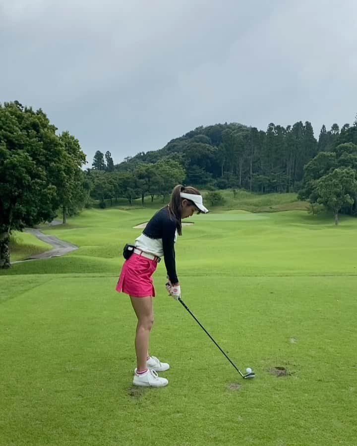 のインスタグラム：「ベタベタなベタピン🚩 今までで1番近かったかも？？(*´□︎`*)  ウェア @v12golf_official   シューズ @avvesgolf.ltd   #ガチゴルフ女子 #ゴルフ女子 #ゴルフバカ #ゴルフスクール #ゴルフウェア #ゴルフ女子コーデ  #フジクラシャフト #スピーダー #マーベリック」